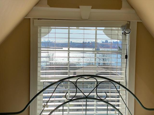 Ocean Breeze Executive Bed And Breakfast North Vancouver Bagian luar foto